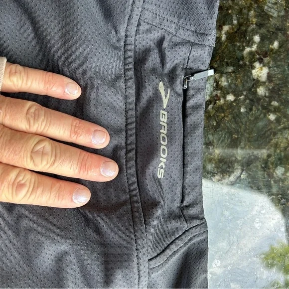 Brook’s Equilibrium Running Skort. Charcoal grey. Excellent condition. Pocket - Picture 11 of 11